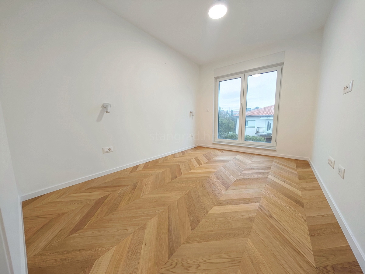 Centro Krk, nuovo appartamento al piano con vista mare parziale!