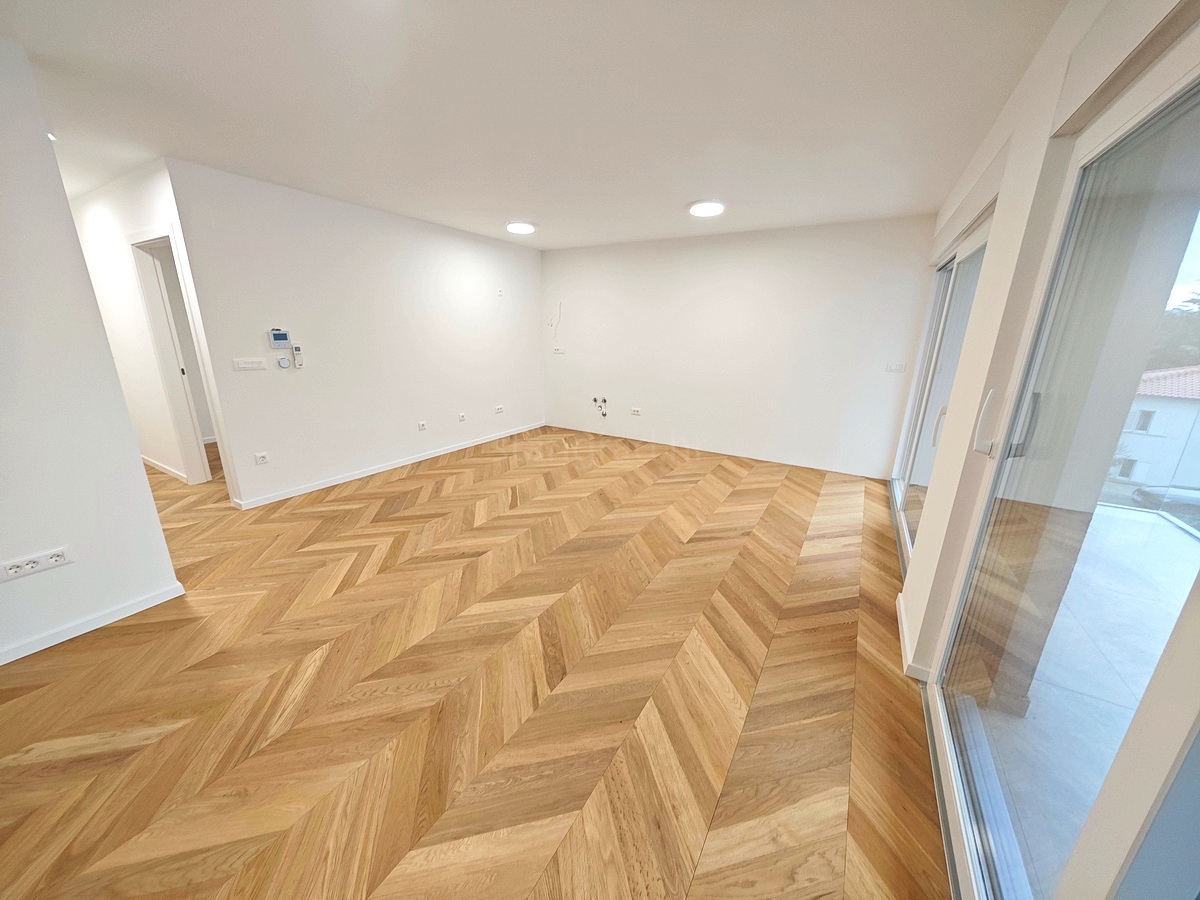 Centro Krk, nuovo appartamento al piano con vista mare parziale!