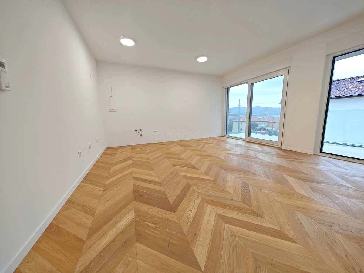 Centro Krk, nuovo appartamento al piano con vista mare parziale!