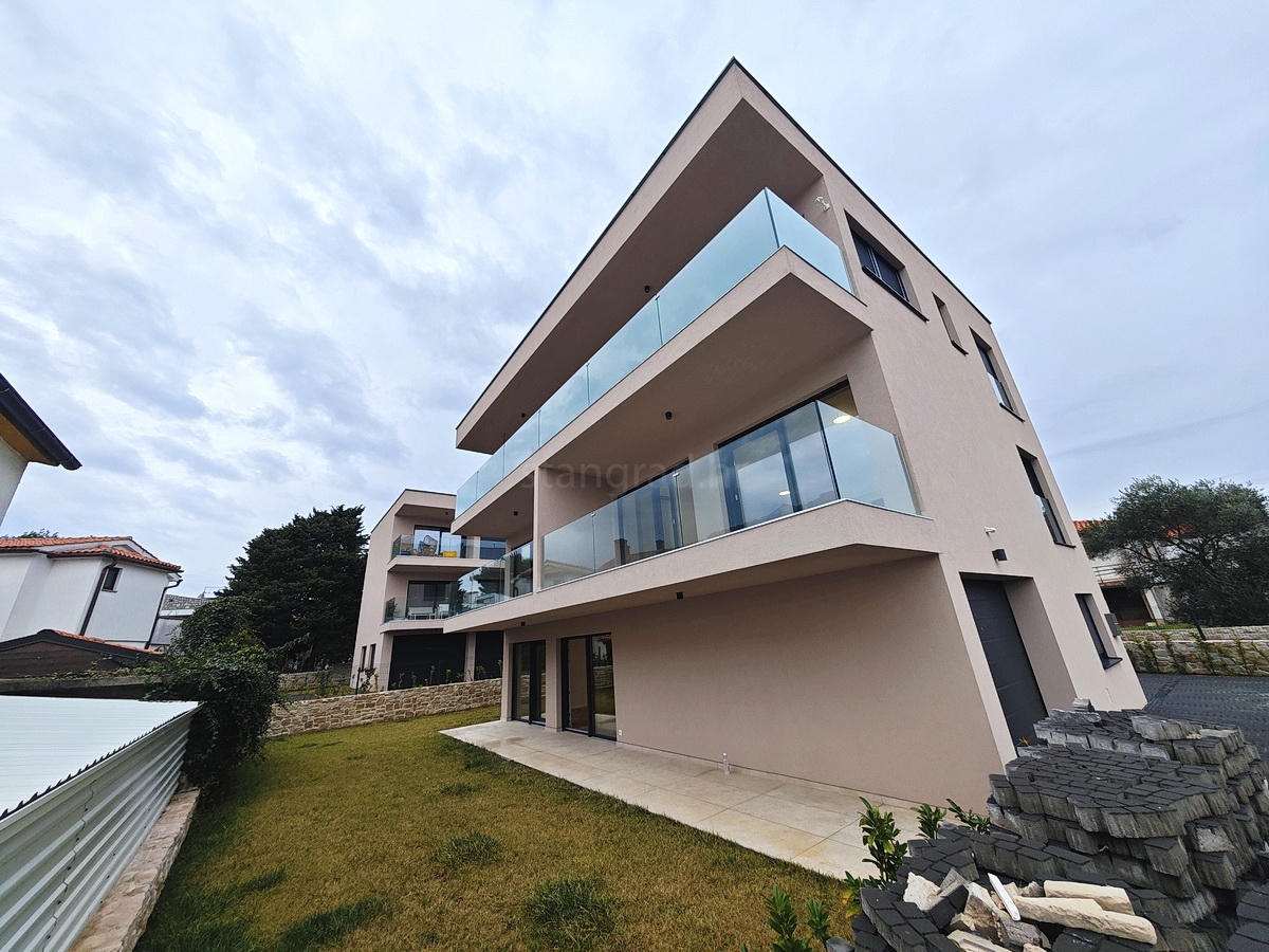 Centro Krk, nuovo appartamento al piano con vista mare parziale!