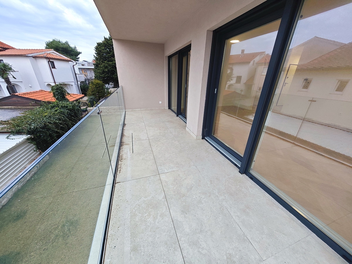 Centro Krk, nuovo appartamento al piano con vista mare parziale!