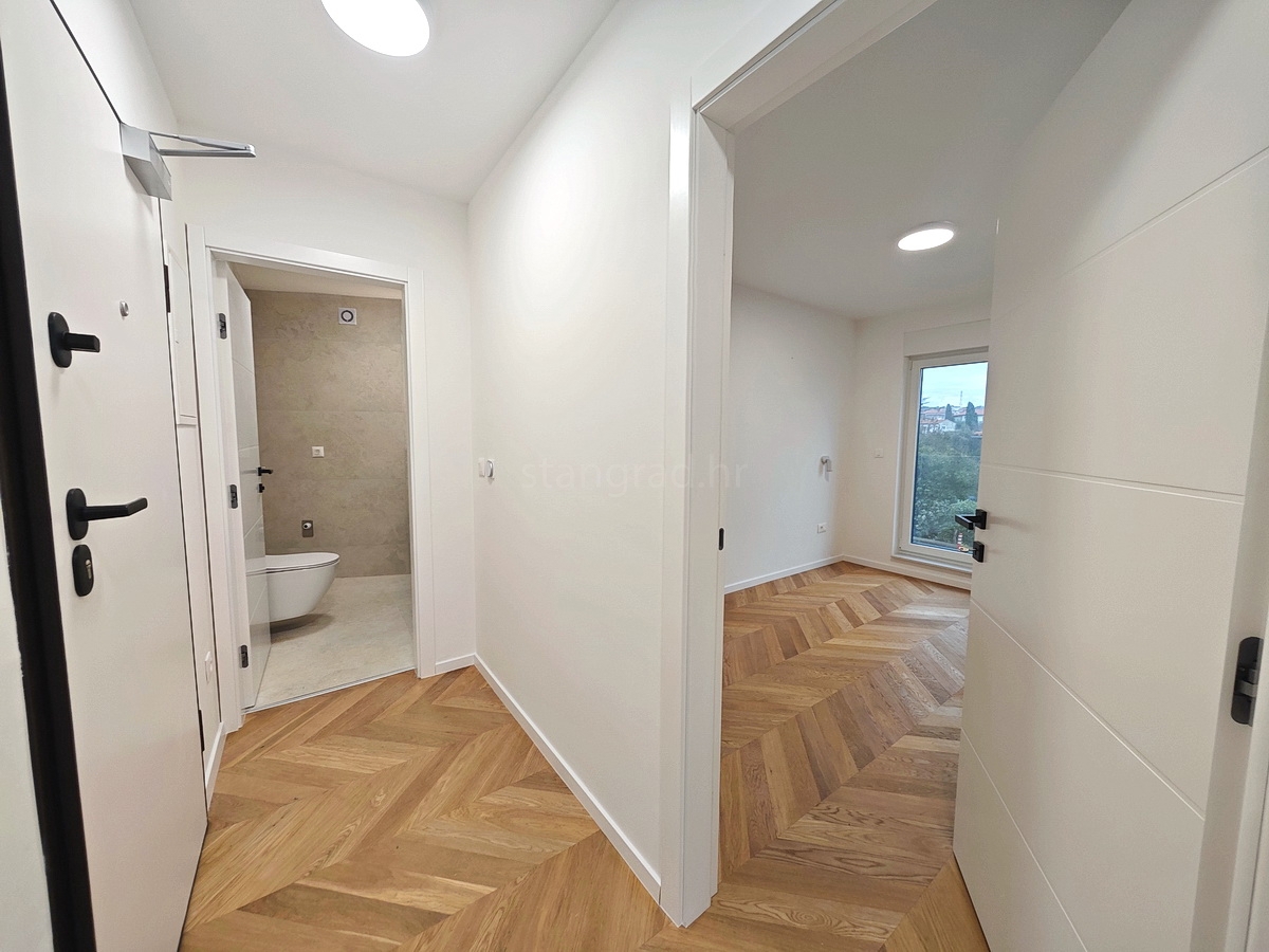 Centro Krk, nuovo appartamento al piano con vista mare parziale!