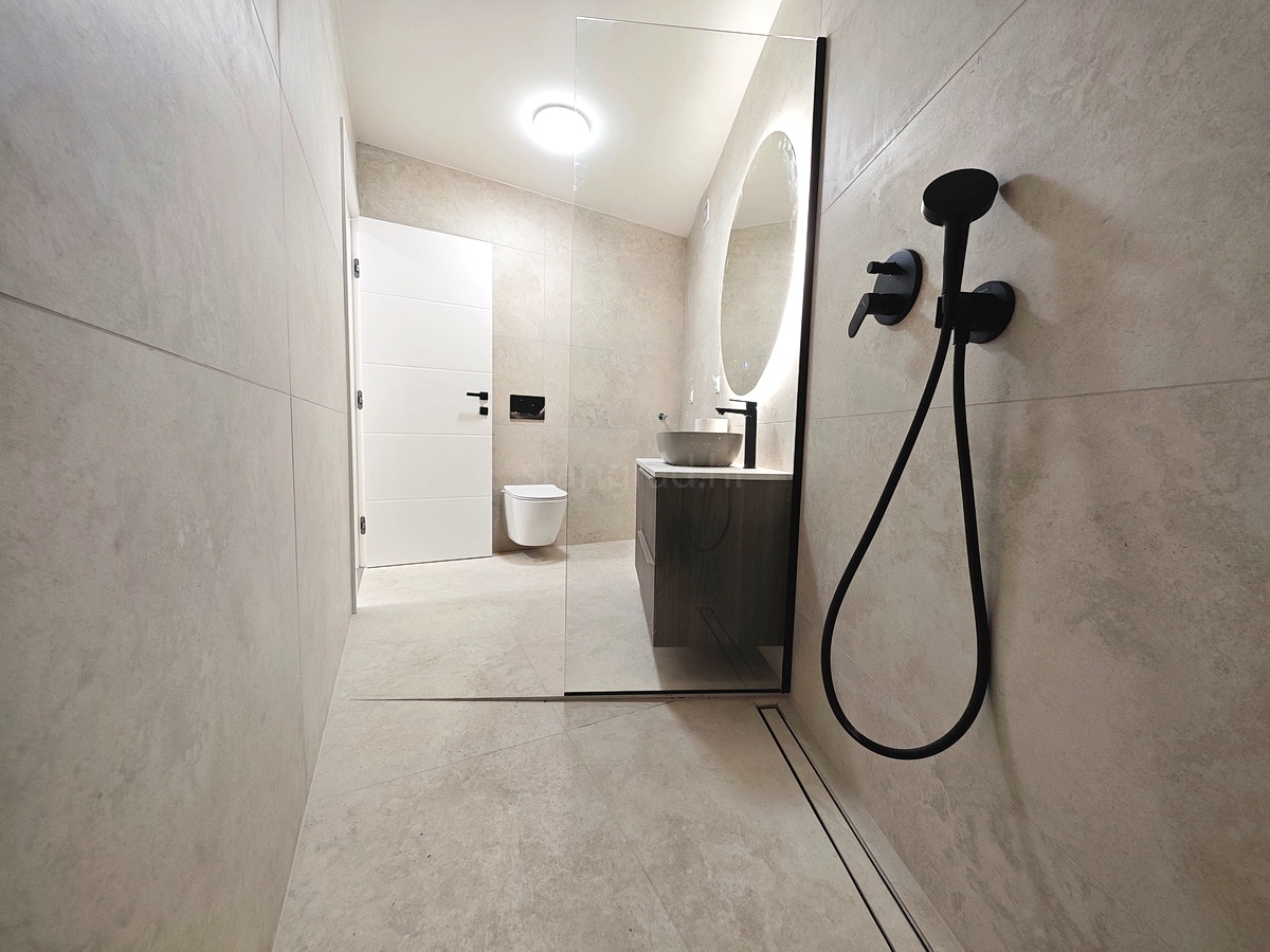 Centro Krk, nuovo appartamento al piano con vista mare parziale!