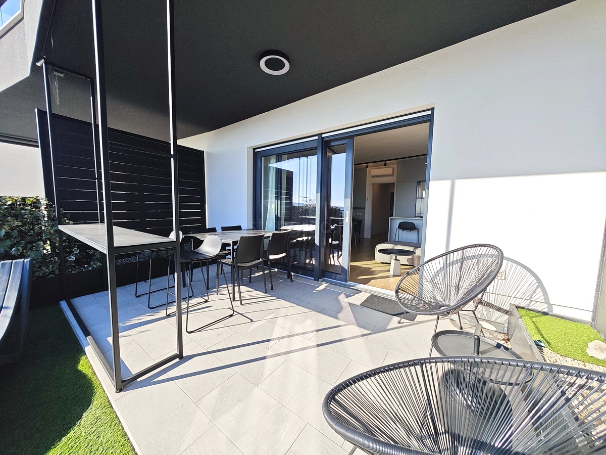 Città di Krk, moderno appartamento al piano terra con vista mare!