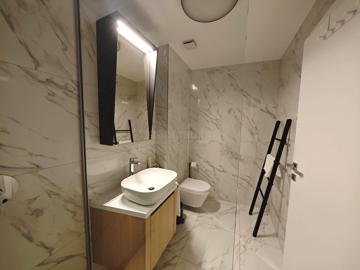 Città di Krk, moderno appartamento al piano terra con vista mare!