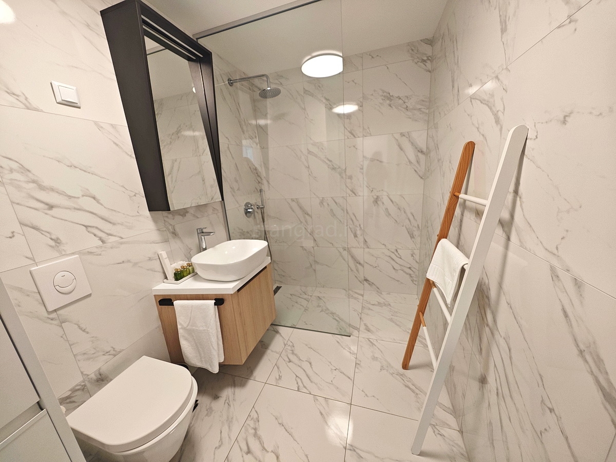 Città di Krk, moderno appartamento al piano terra con vista mare!