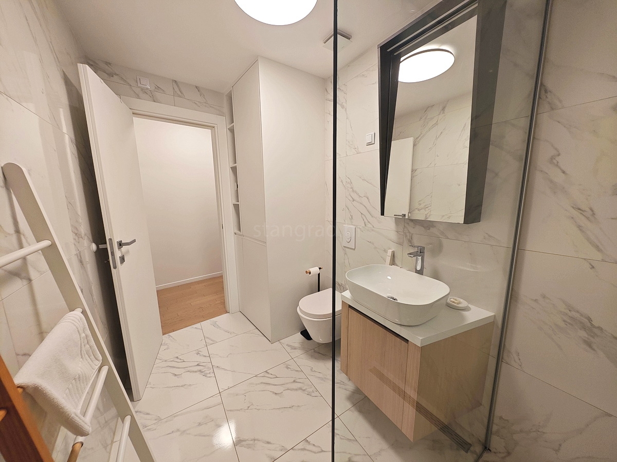 Città di Krk, moderno appartamento al piano terra con vista mare!