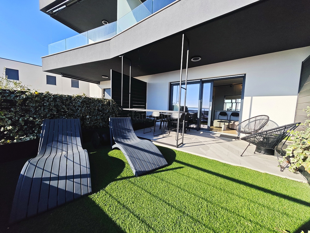 Città di Krk, moderno appartamento al piano terra con vista mare!