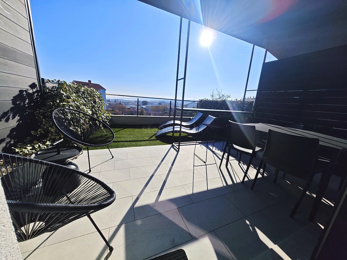 Città di Krk, moderno appartamento al piano terra con vista mare!