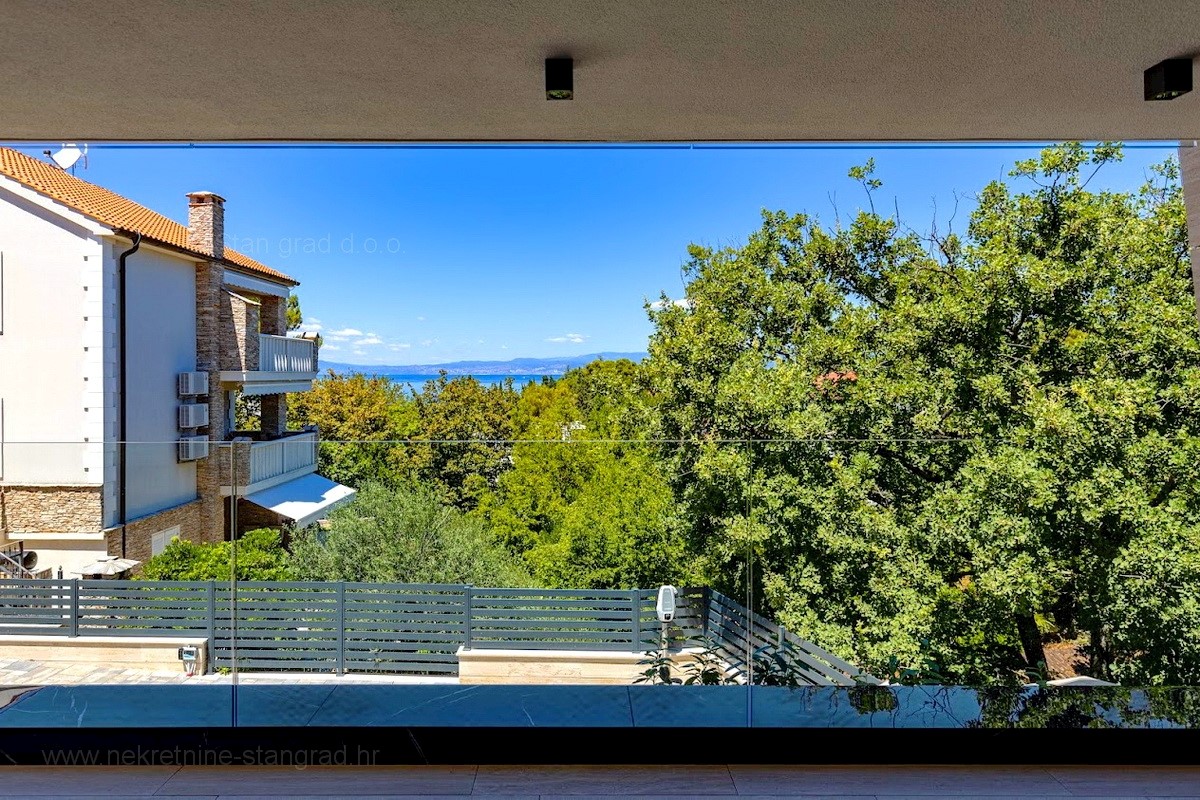 Malinska, appartamento moderno con giardino e piscina, IN VENDITA!