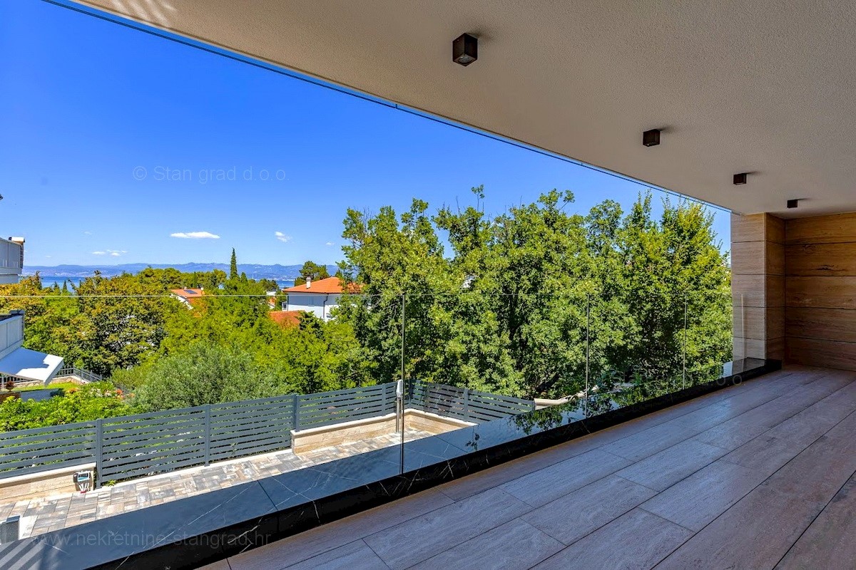 Malinska, appartamento moderno con giardino e piscina, IN VENDITA!