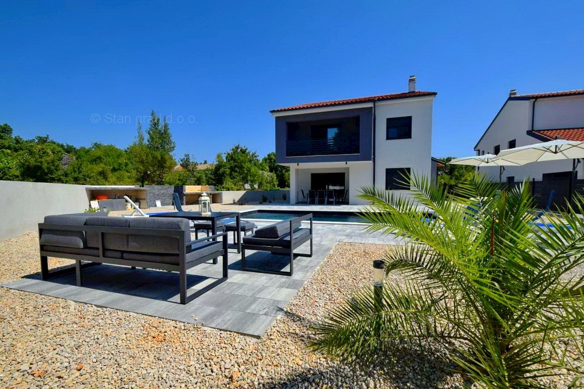 Dobrinj, dintorni, casa nuova dall'aspetto moderno in una posizione tranquilla con piscina, IN VENDITA!