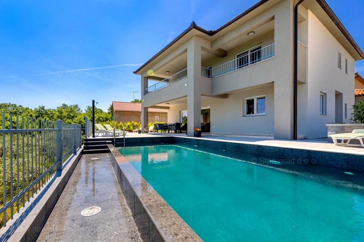 Vrbnik, dintorni, nuova casa con piscina, ampio giardino e splendida vista mare, VENDITA!