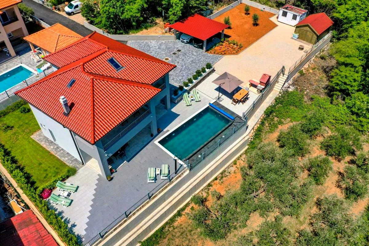 Vrbnik, dintorni, nuova casa con piscina, ampio giardino e splendida vista mare, VENDITA!