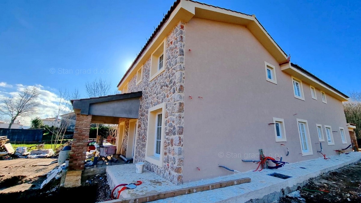 Vrbnik, dintorni, casa in pietra bifamiliare con piscina in una posizione tranquilla, IN VENDITA!