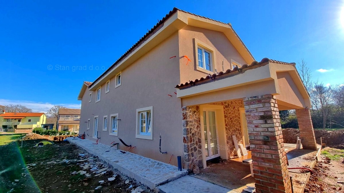 Vrbnik, dintorni, casa in pietra bifamiliare con piscina in una posizione tranquilla, IN VENDITA!