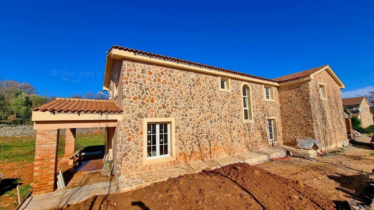 Vrbnik, dintorni, casa in pietra bifamiliare con piscina in una posizione tranquilla, IN VENDITA!