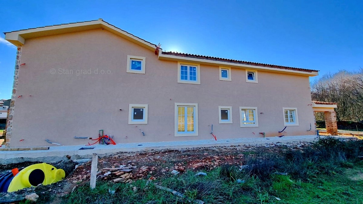 Vrbnik, dintorni, casa in pietra bifamiliare con piscina in una posizione tranquilla, IN VENDITA!