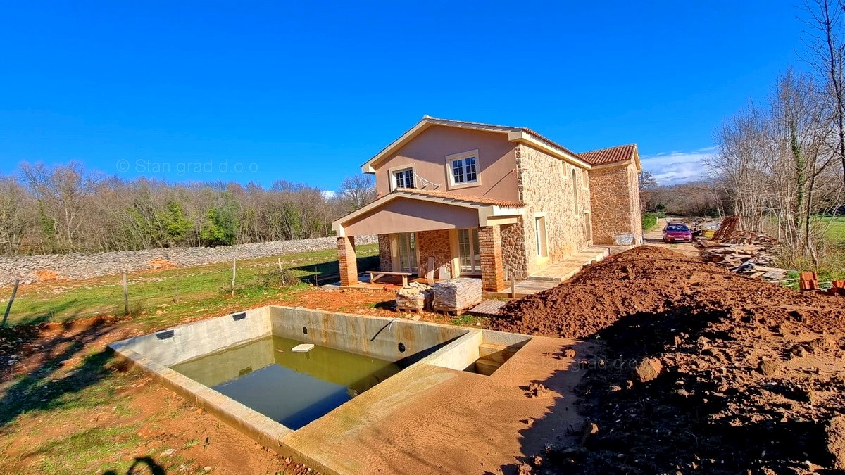 Vrbnik, dintorni, casa in pietra bifamiliare con piscina in una posizione tranquilla, IN VENDITA!