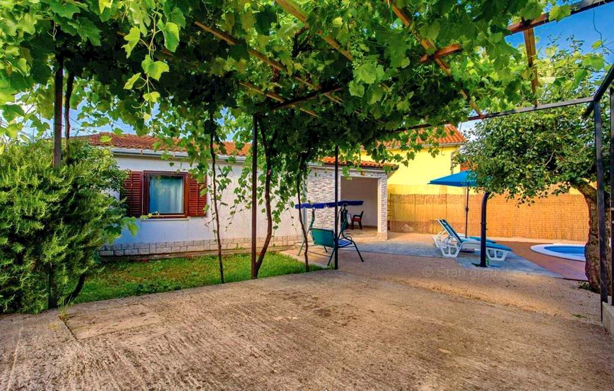 Dintorni di Dobrinj, casa a un piano con ampio giardino e piscina!