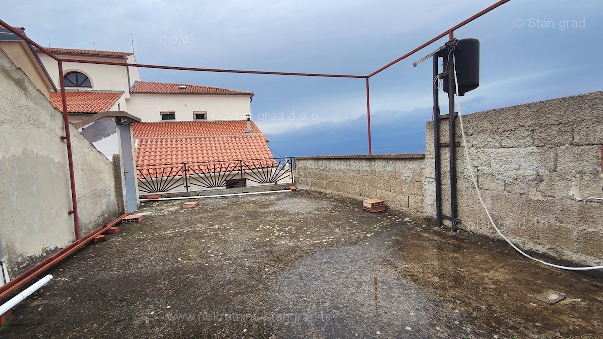 Dobrinj, centro, autentica casa in pietra con vista mare!