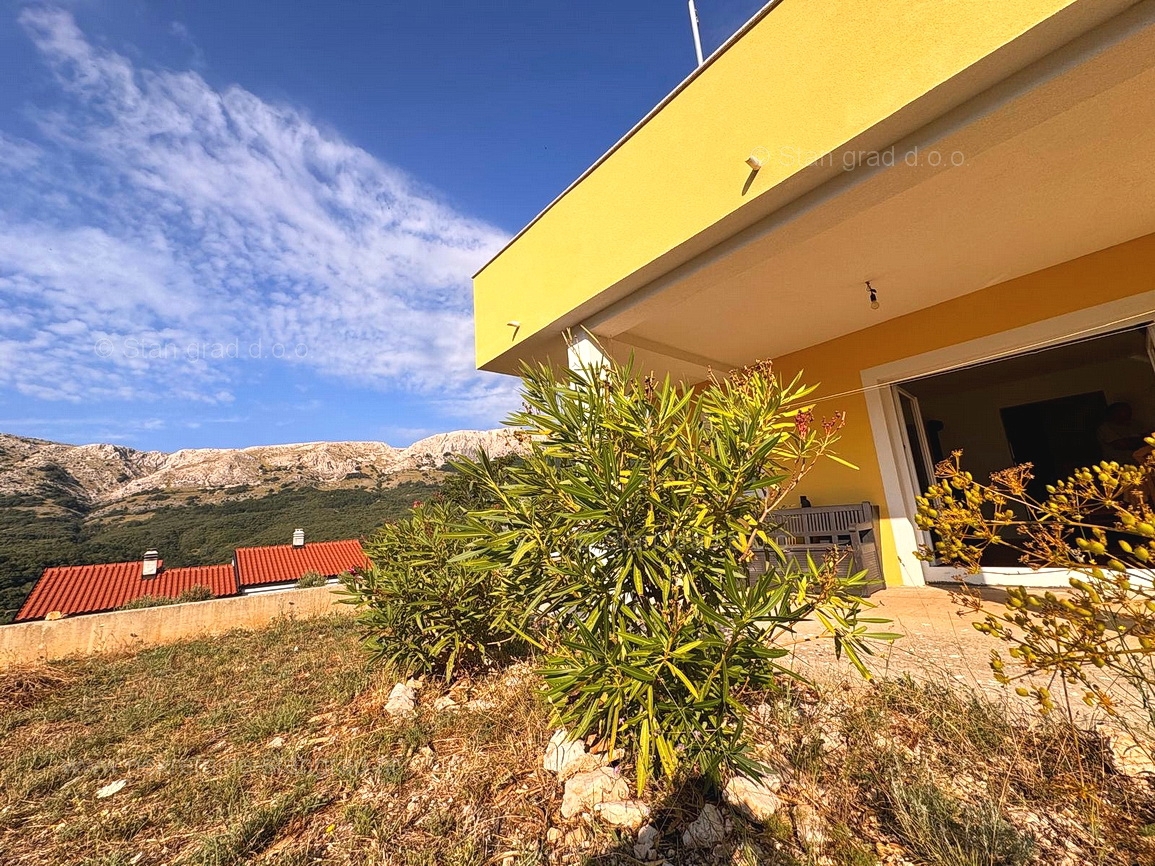 Baška, una casa con un ampio giardino in una posizione tranquilla!