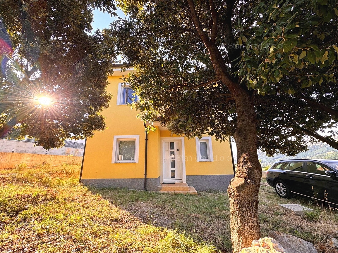 Baška, una casa con un ampio giardino in una posizione tranquilla!