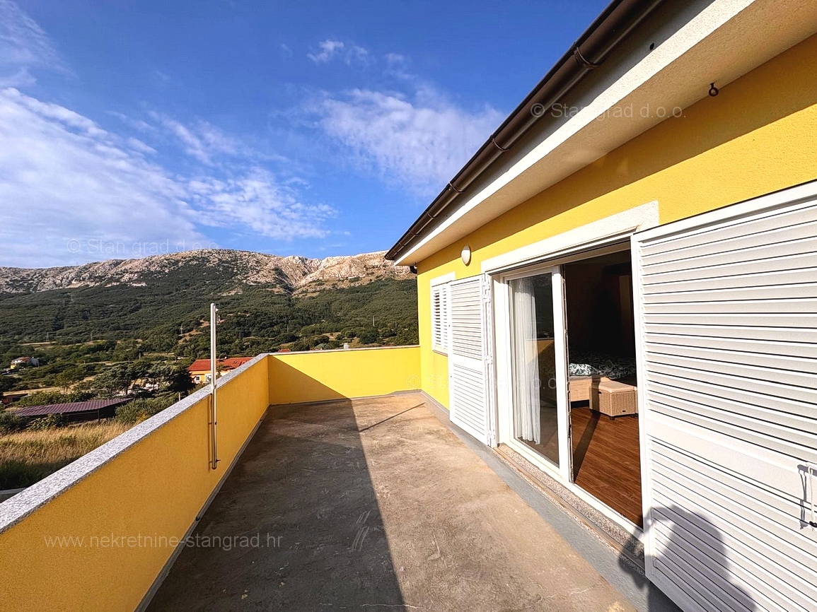 Baška, una casa con un ampio giardino in una posizione tranquilla!