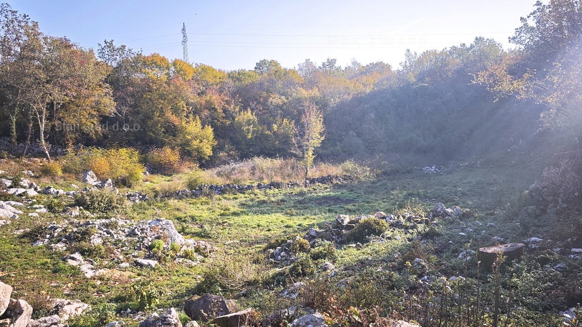 Zona Malinska, ampio cantiere in posizione tranquilla!