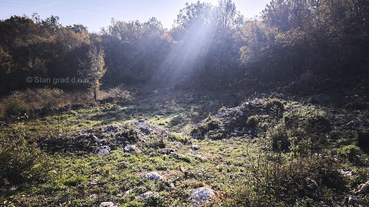 Zona Malinska, ampio cantiere in posizione tranquilla!