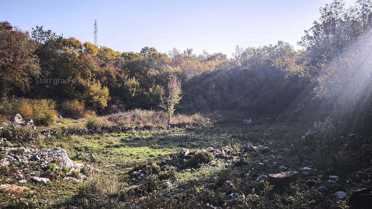 Zona Malinska, ampio cantiere in posizione tranquilla!