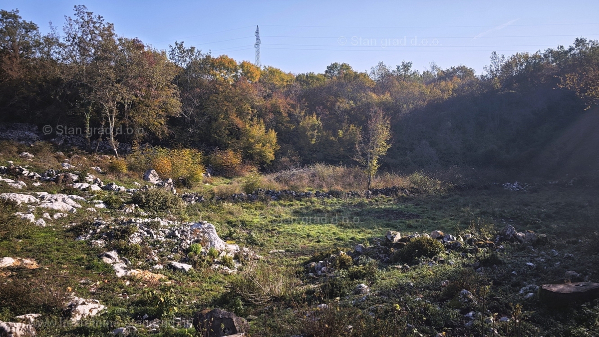 Zona Malinska, ampio cantiere in posizione tranquilla!