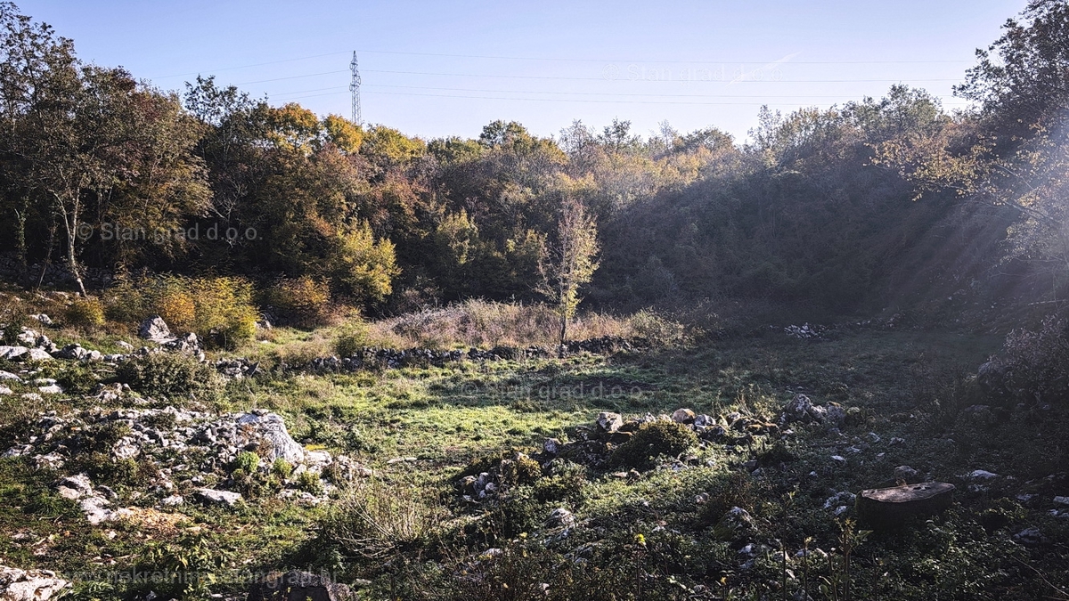 Zona Malinska, ampio cantiere in posizione tranquilla!