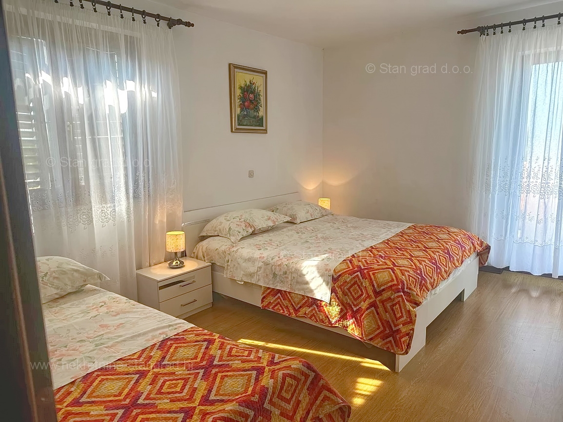 Malinska, casa arredata con 5 appartamenti nelle immediate vicinanze del mare!