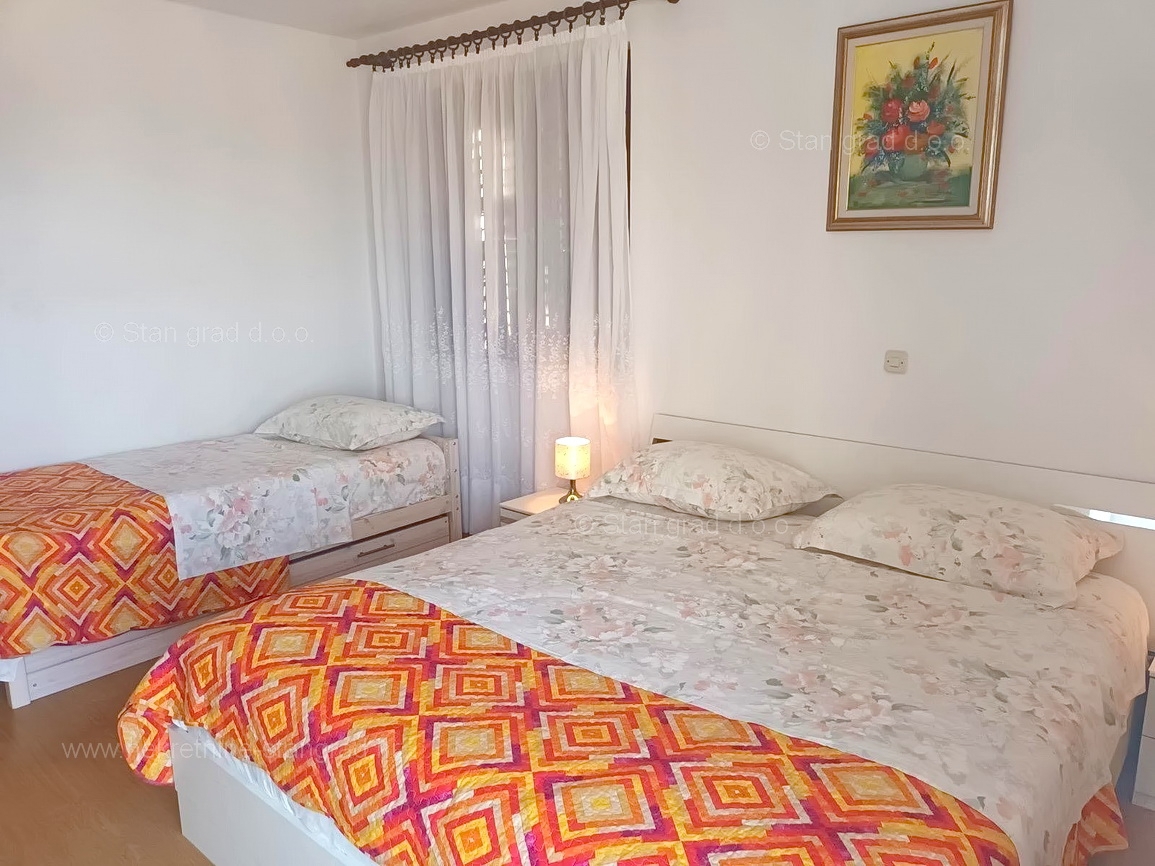 Malinska, casa arredata con 5 appartamenti nelle immediate vicinanze del mare!