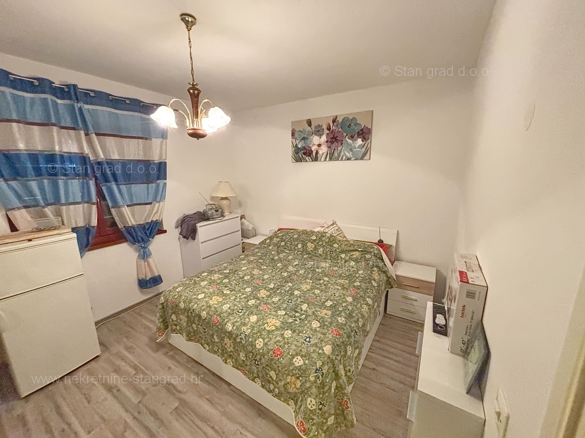 Malinska, casa arredata con 5 appartamenti nelle immediate vicinanze del mare!