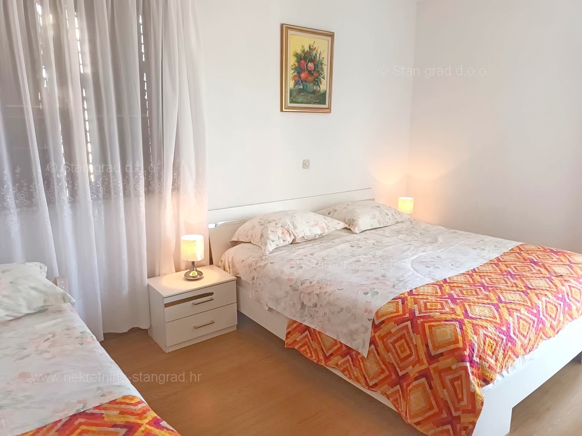 Malinska, casa arredata con 5 appartamenti nelle immediate vicinanze del mare!