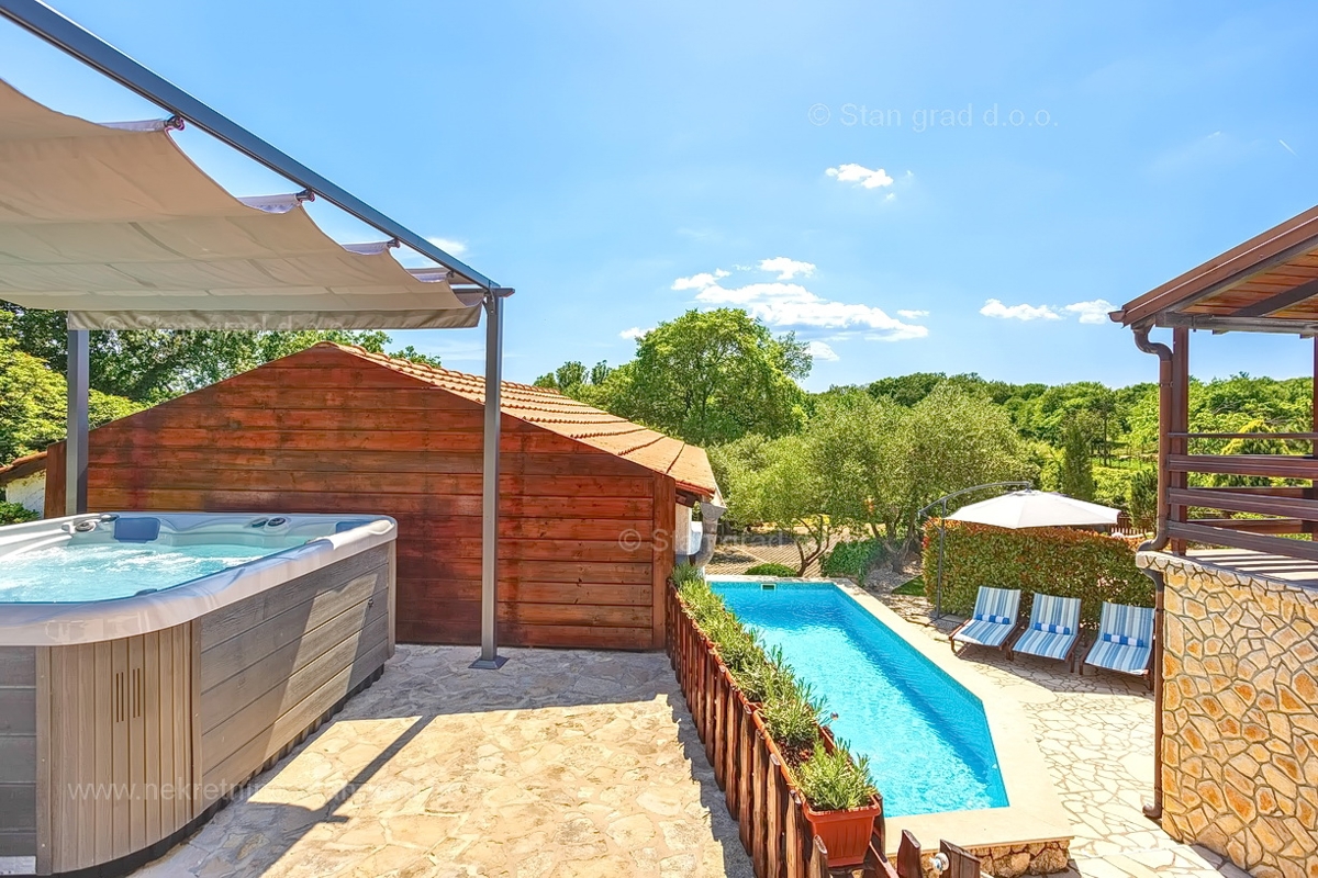 Vrbnik, una casa con due appartamenti a due piani e una piscina!