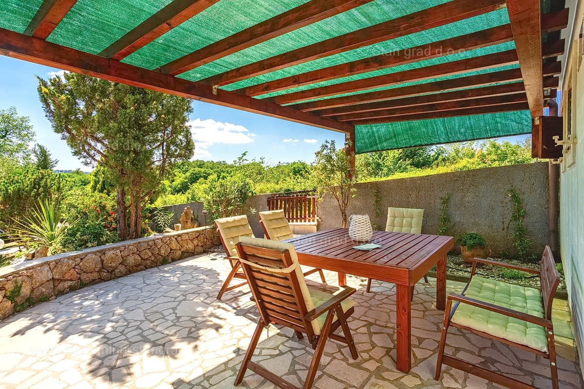 Vrbnik, una casa con due appartamenti a due piani e una piscina!