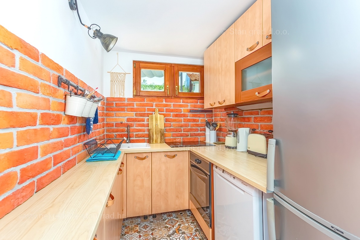 Vrbnik, una casa con due appartamenti a due piani e una piscina!