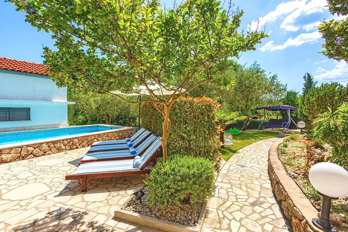 Vrbnik, una casa con due appartamenti a due piani e una piscina!