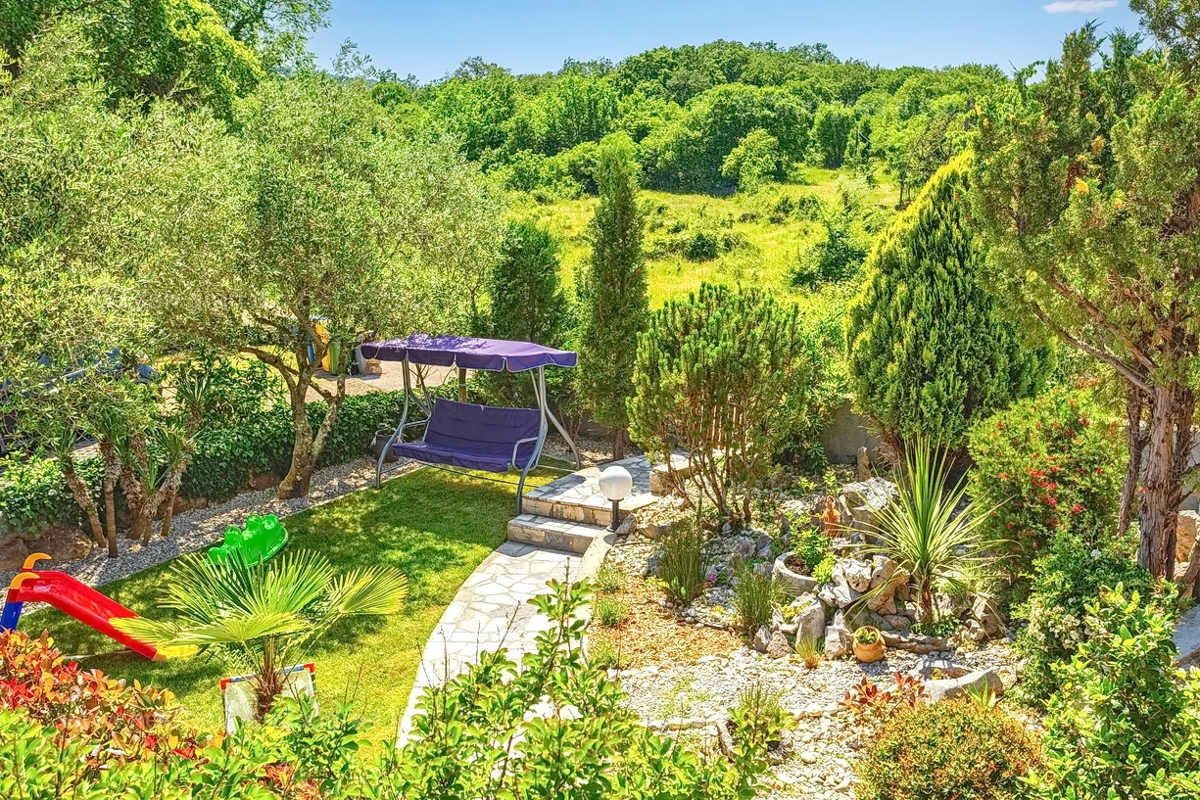 Vrbnik, una casa con due appartamenti a due piani e una piscina!