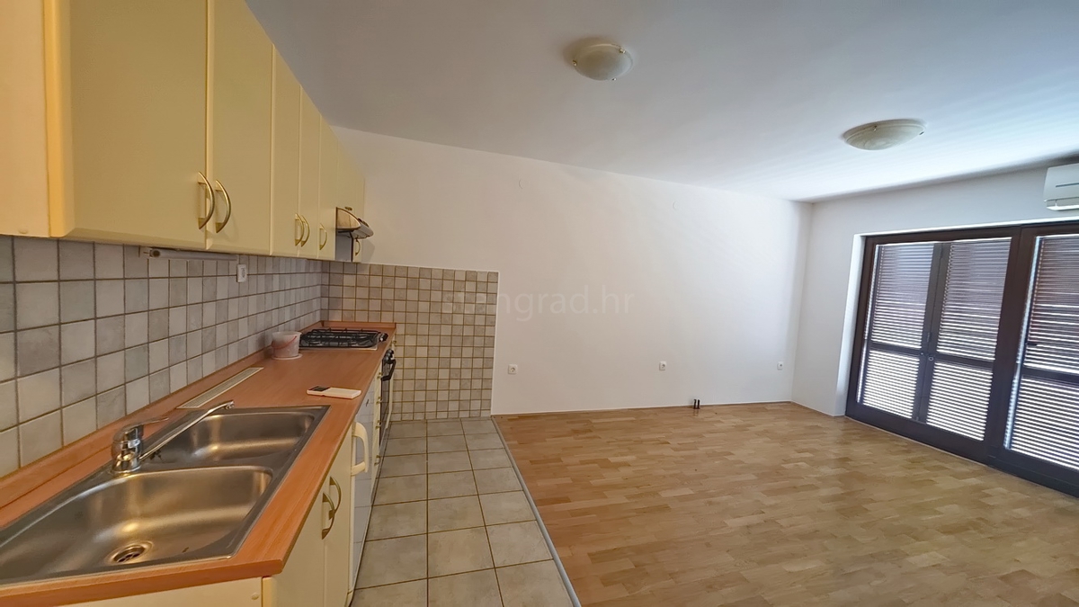 Baška, appartamento al piano terra in posizione tranquilla!