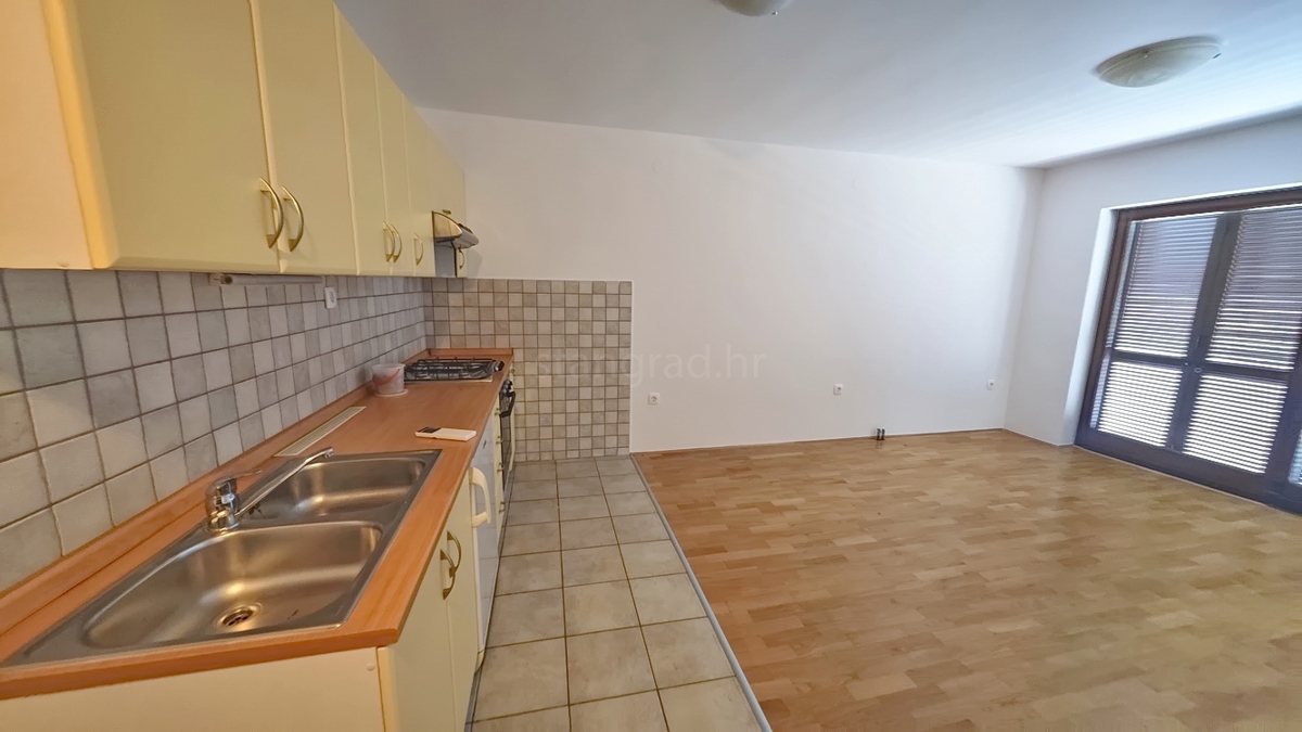 Baška, appartamento al piano terra in posizione tranquilla!