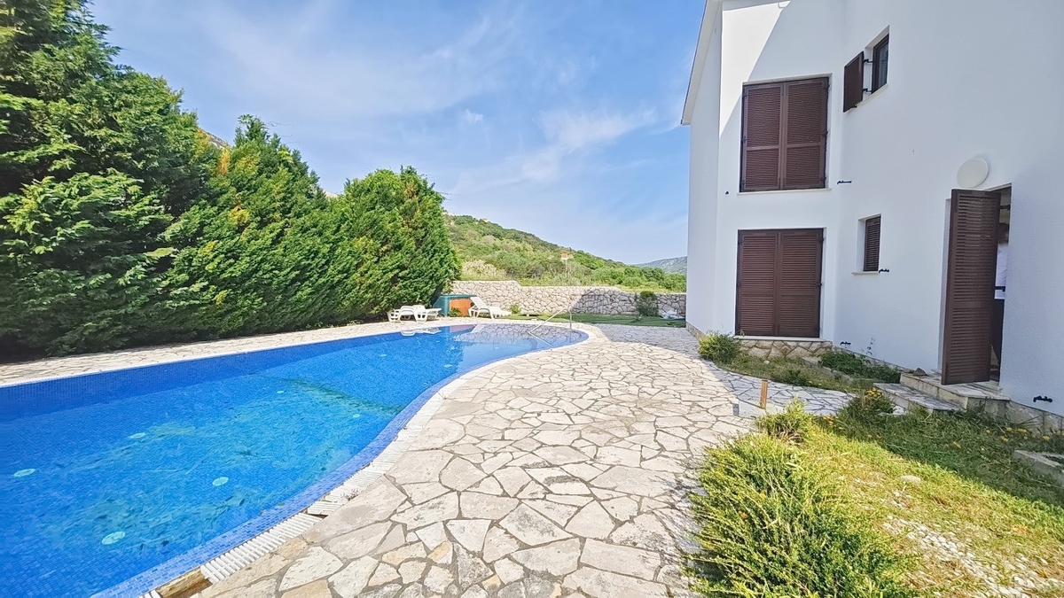 Baška, appartamento al piano terra in posizione tranquilla!