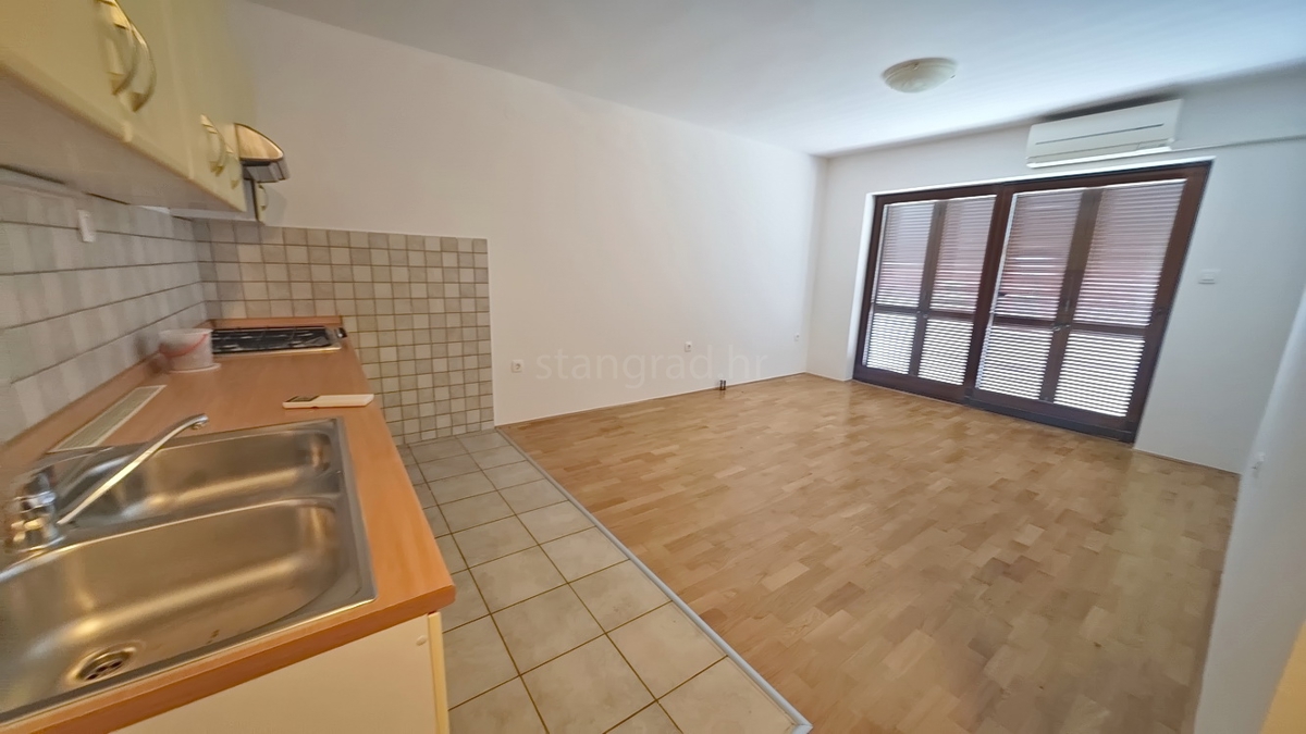 Baška, appartamento al piano terra in posizione tranquilla!