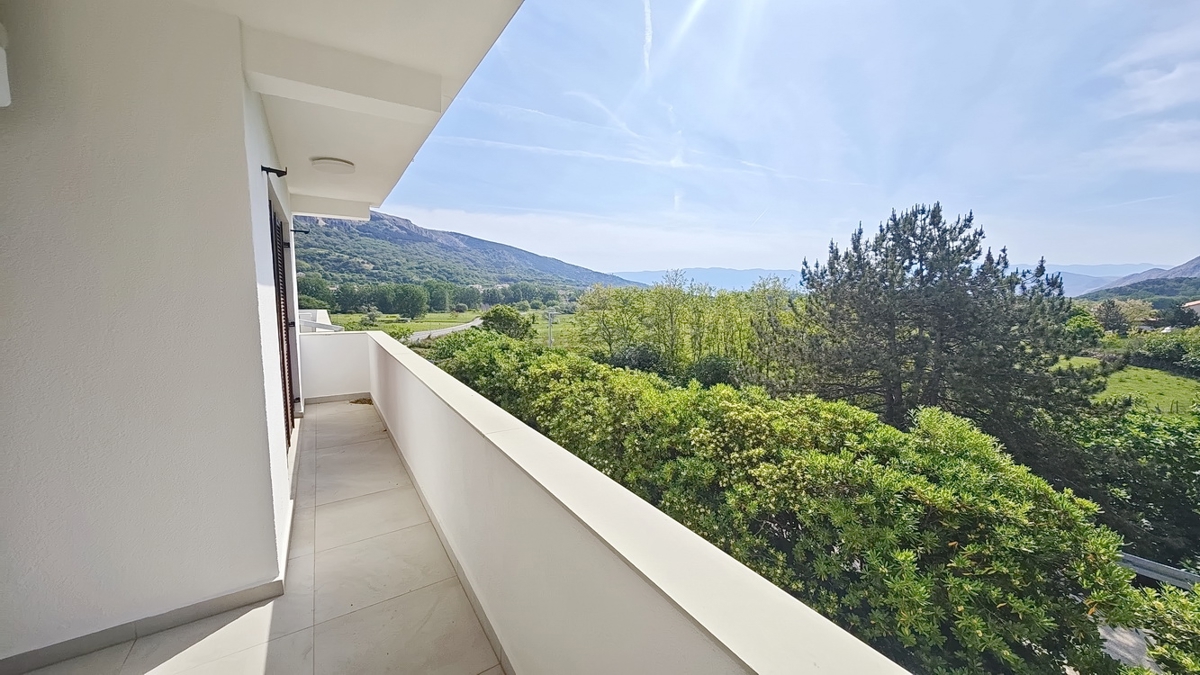 Baška, appartamento al piano terra in posizione tranquilla!