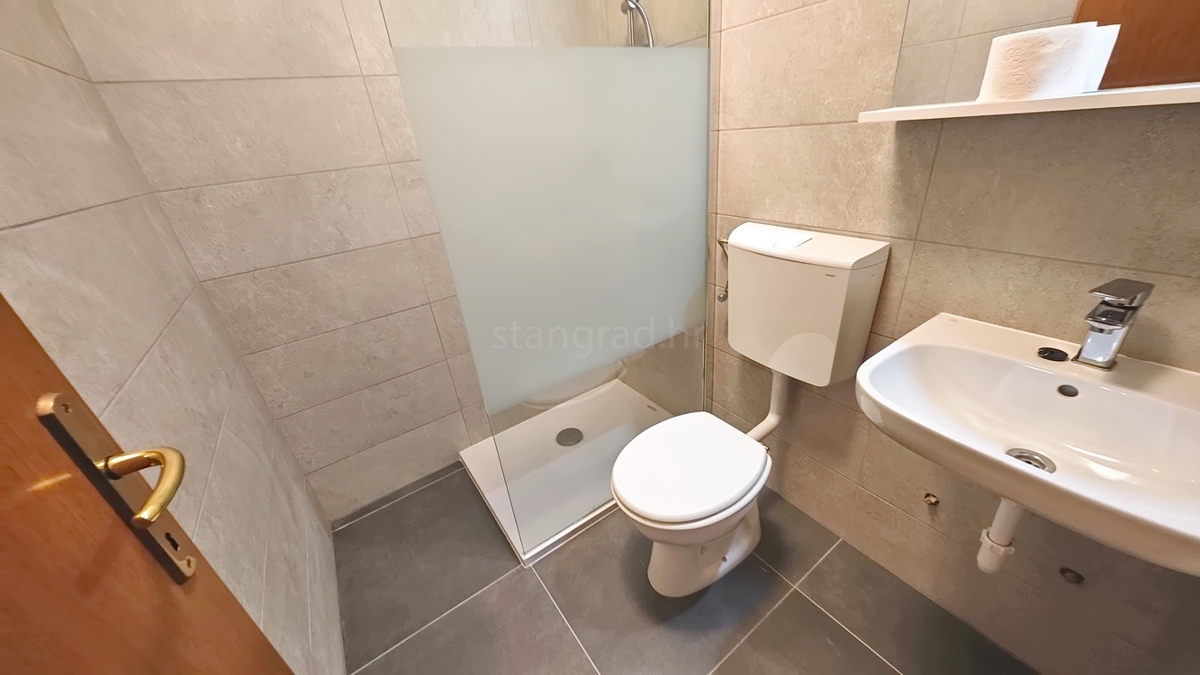 Baška, appartamento al piano terra in posizione tranquilla!