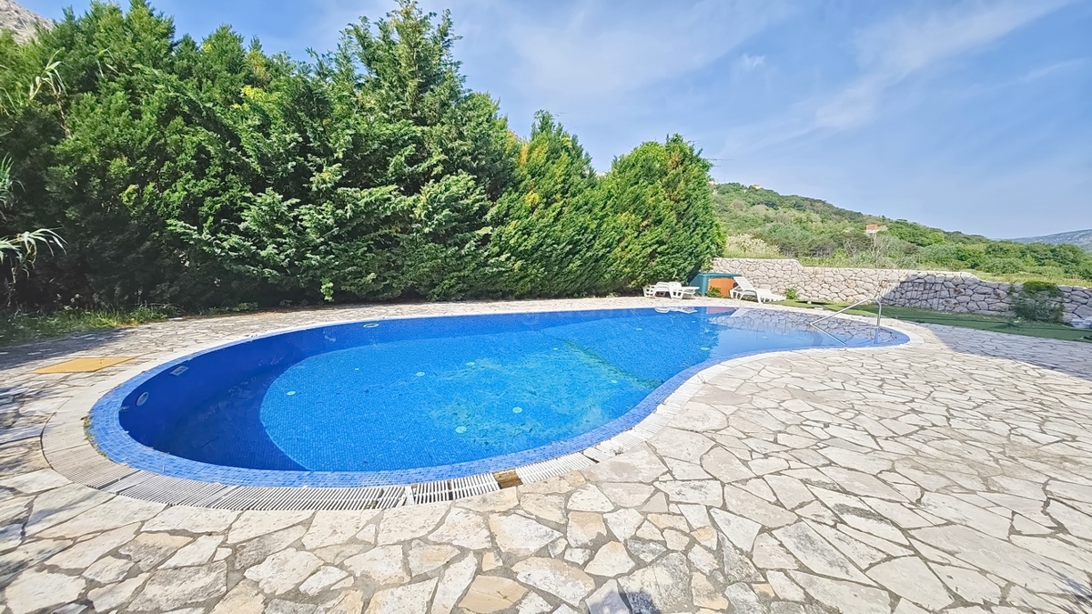 Baška, appartamento al piano terra in posizione tranquilla!