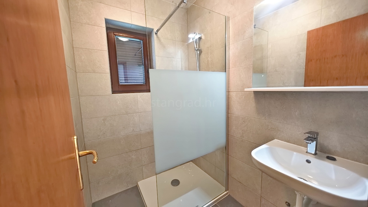 Baška, appartamento al piano terra in posizione tranquilla!